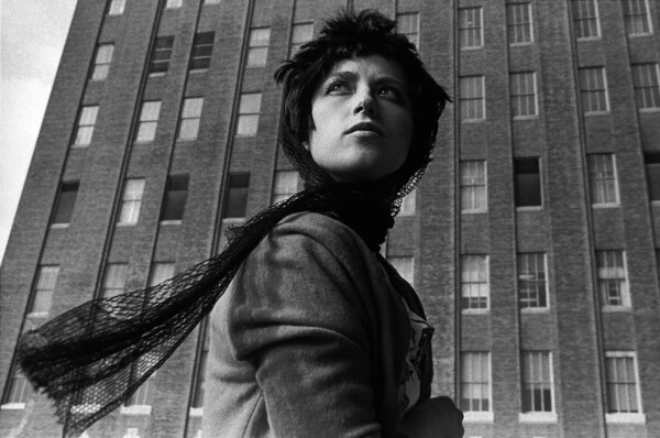 Η Cindy Sherman και τα εμβληματικά πρώιμα έργα της στο Μουσείο Κυκλαδικής Τέχνης