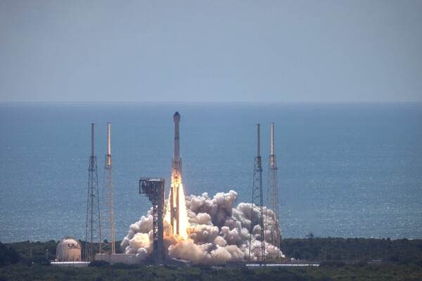 Το Starliner της Boeing με πλήρωμα βετεράνους αστροναύτες της NASA ξεκίνησε το ιστορικό του ταξίδι