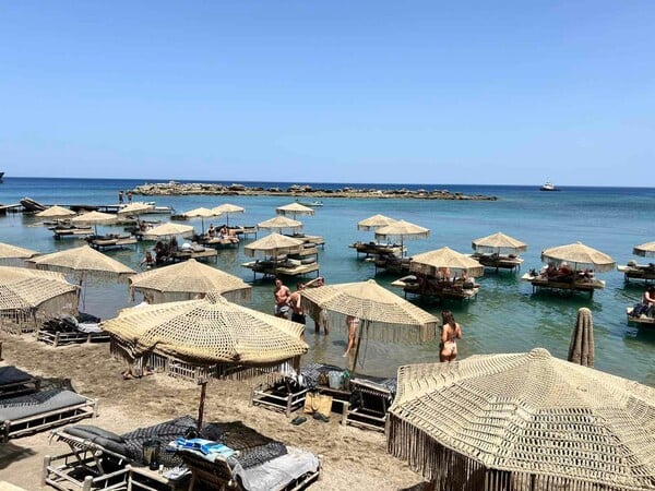 Ρόδος: Άμεση σφράγιση του beach bar με τις ξαπλώστρες στη θάλασσα