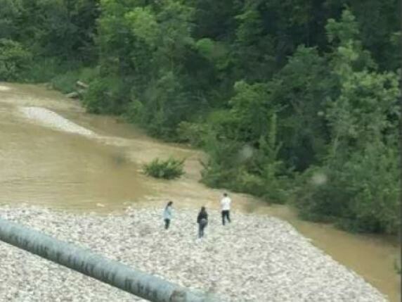 Ιταλία: Φωτογραφία των τριών φίλων στο στεγνό ποτάμι - Μέσα σε μία ώρα είχαν παρασυρθεί αγκαλιασμένοι