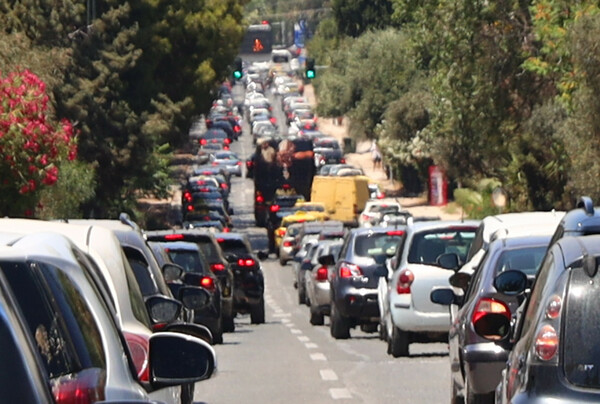 Κίνηση τώρα: Μεγάλες καθυστερήσεις στην Λ. Ποσειδώνος 