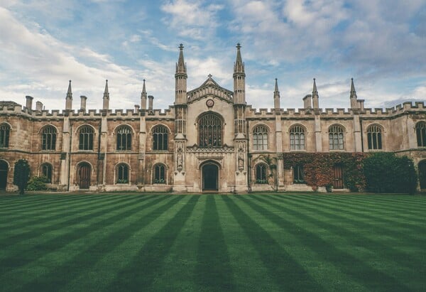 Το Πανεπιστήμιο του Cambridge απαγορεύει το φλερτ και τη σύναψη σεξουαλικών σχέσεων ανάμεσα σε φοιτητές και καθηγητές