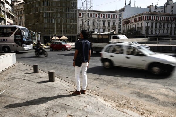 «Δεν ξέρω αν θα βρω το θάρρος να παρελάσω στο Pride»: Η ζωή στην Αθήνα ενός γκέι πρόσφυγα από τη Γάζα 