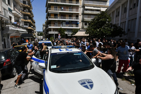 Ηλεία: Εξαγριωμένο πλήθος δεν άφησε τον 37χρονο δολοφόνο να απολογηθεί στον εισαγγελέα