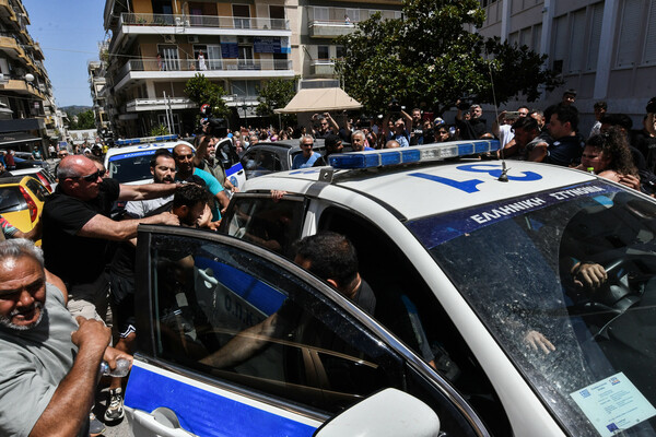 Ηλεία: Εξαγριωμένο πλήθος δεν άφησε τον 37χρονο δολοφόνο να απολογηθεί στον εισαγγελέα