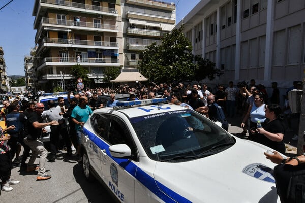 Ηλεία: Εξαγριωμένο πλήθος δεν άφησε τον 37χρονο δολοφόνο να απολογηθεί στον εισαγγελέα