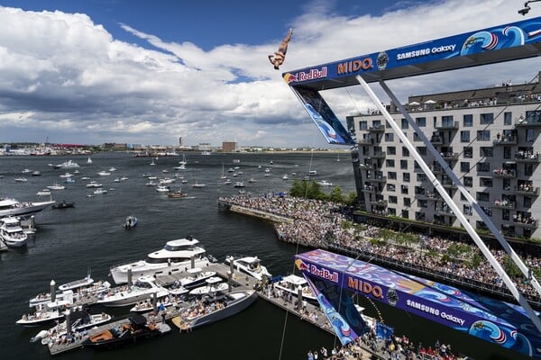 Το Red Bull Cliff Diving World Series κλείνει τα «100»: Μετά τη Λίμνη Βουλιαγμένη έρχεται η σειρά της Βοστώνης