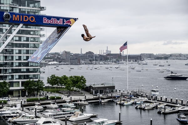 Το Red Bull Cliff Diving World Series κλείνει τα «100»: Μετά τη Λίμνη Βουλιαγμένη έρχεται η σειρά της Βοστώνης