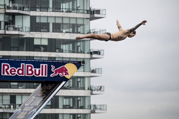 Το Red Bull Cliff Diving World Series κλείνει τα «100»: Μετά τη Λίμνη Βουλιαγμένη έρχεται η σειρά της Βοστώνης