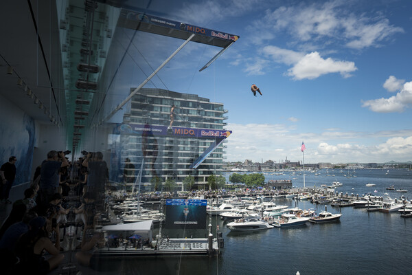 Το Red Bull Cliff Diving World Series κλείνει τα «100»: Μετά τη Λίμνη Βουλιαγμένη έρχεται η σειρά της Βοστώνης