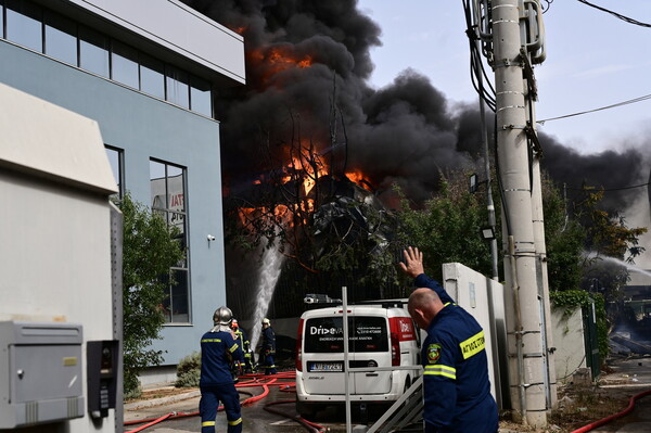 Φωτιά σε εργοστάσιο στην Κάτω Κηφισιά έπειτα από έκρηξη - Μήνυμα του 112: «Κλείστε πόρτες και παράθυρα»