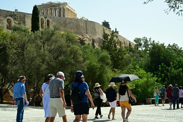 Καύσωνας: Καμίνι η χώρα, όλα τα μέτρα για σχολεία και εργαζόμενους