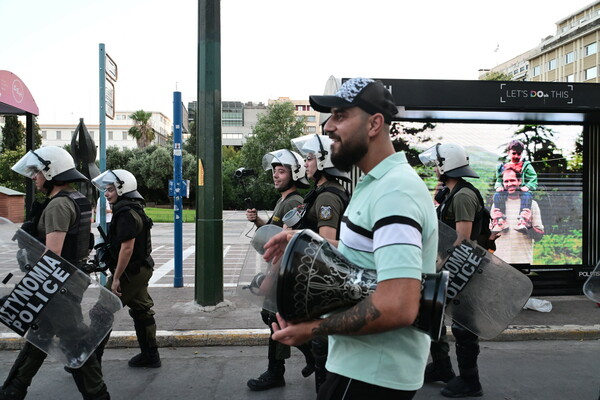 Ένας χρόνος από το πολύνεκρο ναυάγιο στην Πύλο- Εικόνες από την πορεία στο κέντρο της Αθήνας