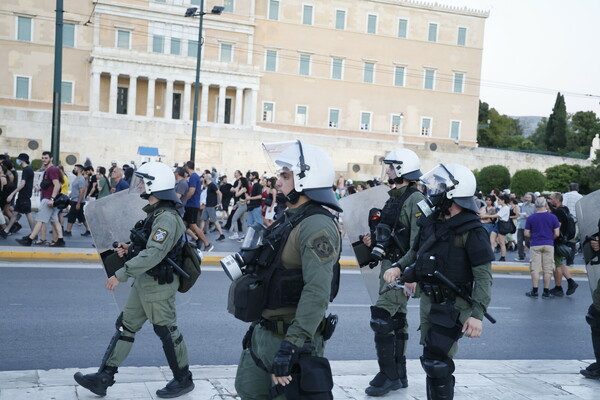 Ένας χρόνος από το πολύνεκρο ναυάγιο στην Πύλο- Εικόνες από την πορεία στο κέντρο της Αθήνας