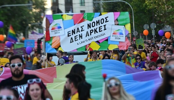 Athens Pride 2024: Σε εξέλιξη η παρέλαση - Το κέντρο γέμισε με χρώματα και αγάπη