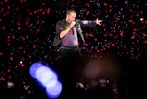 Coldplay: Τα βινύλια του νέου άλμπουμ Moon Music θα κατασκευαστούν από παλιά πλαστικά μπουκάλια