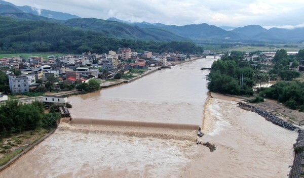 Κίνα: Νεκροί, δεκάδες αγνοούμενοι και εγκλωβισμένοι από τις πλημμύρες