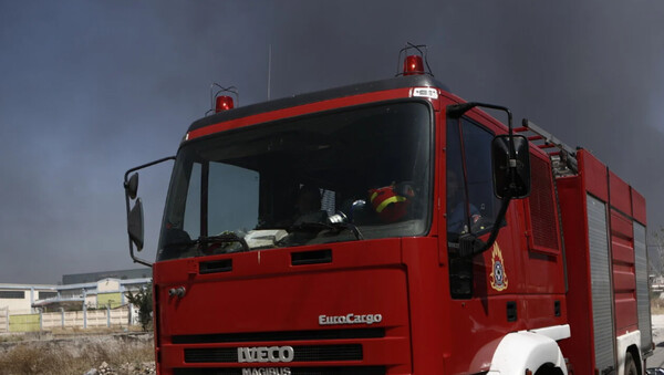 Υπό μερικό έλεγχο οι φωτιές σε Ασπρόπυργο, Σχιστό και Μενίδι