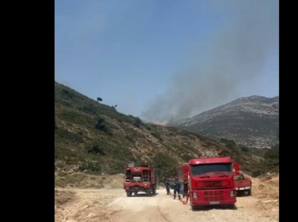 Φωτιά τώρα στο Μαύρο Λιθάρι - Μήνυμα 112 για εκκένωση προς Γλυφάδα