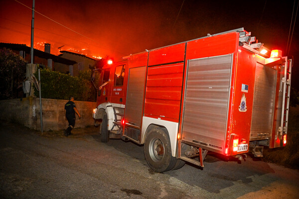 Φωτιά στην Κερατέα: Καίει κοντά σε σπίτια, ήχησε το 112