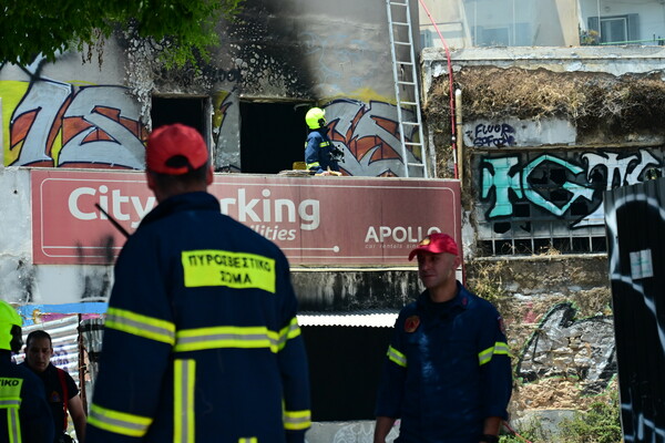 Υπό έλεγχο η φωτιά της οδού Ευελπίδων - Εικόνες από το κτήριο που κάηκε