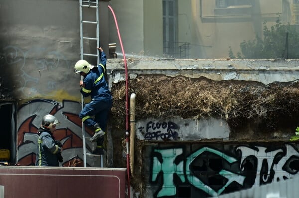 Υπό έλεγχο η φωτιά της οδού Ευελπίδων - Εικόνες από το κτήριο που κάηκε