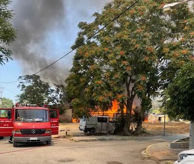 Φωτιά τώρα σε κτήριο στο Μοσχάτο - 112 για επικίνδυνους καπνούς