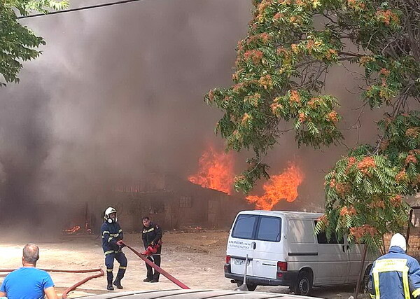 Φωτιά τώρα σε κτήριο στο Μοσχάτο - 112 για επικίνδυνους καπνούς