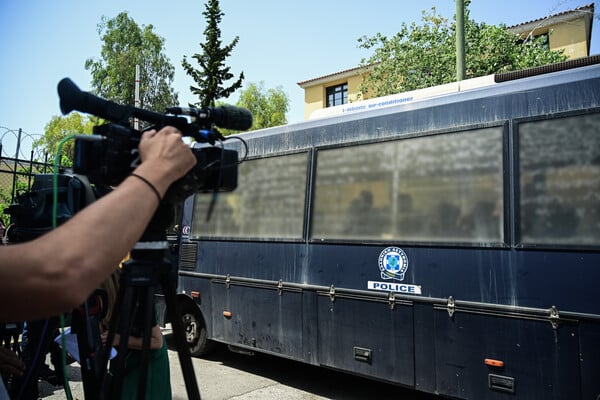 Η δίκη στο αυτόφωρο του δημοσιογράφου της ΕΡΤ που ξυλοκόπησε τη σύντροφό του