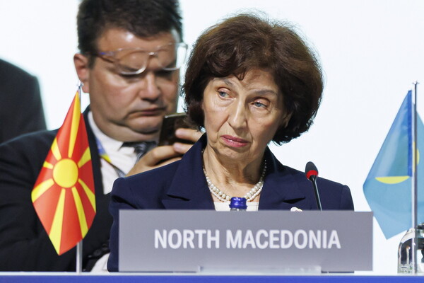 Η Βόρεια Μακεδονία διαβεβαιώνει πως «σέβεται πλήρως» τη Συμφωνία των Πρεσπών 
