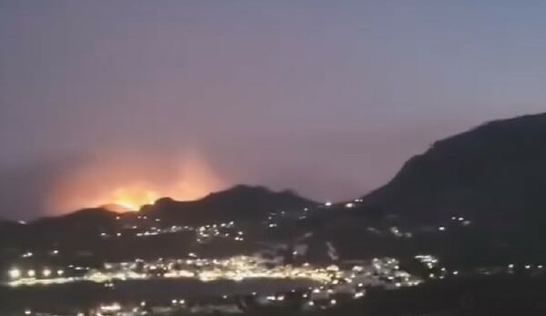 Ανεξέλεγκτη η φωτιά στη Σέριφο - 4 πυροσβέστες προσπαθούν για την κατάσβεση
