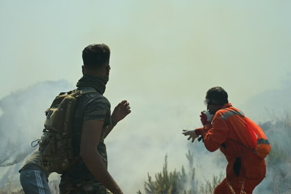 Φωτιά στην Κερατέα: Σπίτια παραδόθηκαν στις φλόγες, «Απομακρυνθείτε προς Λαύριο»