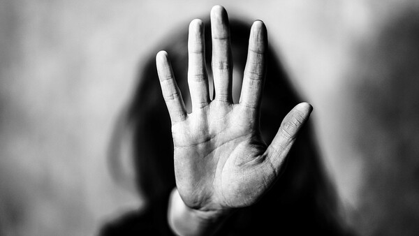Ενδοοικογενειακή βία στο Μεσολόγγι: 38χρονος κακοποιούσε επί μήνες την 26χρονη έγκυο σύντροφό του