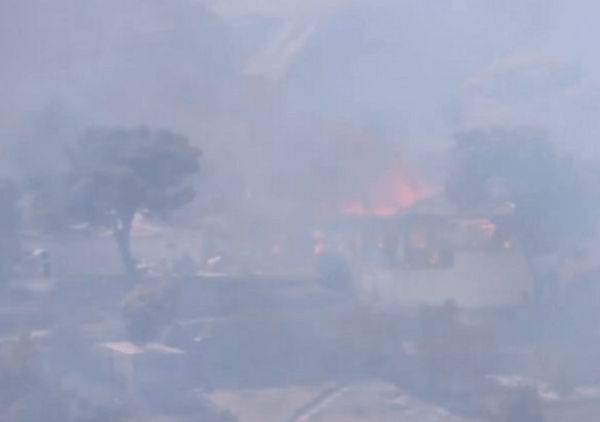 Φωτιά στην Κερατέα: Σπίτια παραδόθηκαν στις φλόγες, «Απομακρυνθείτε προς Λαύριο»