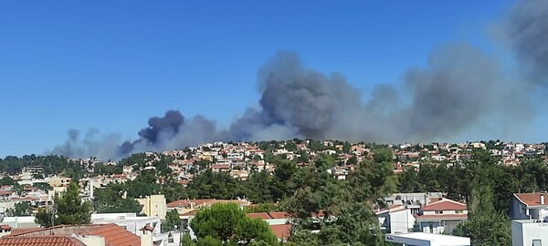 Φωτιά τώρα στη Σταμάτα Αττικής - Μήνυμα 112 για εκκένωση