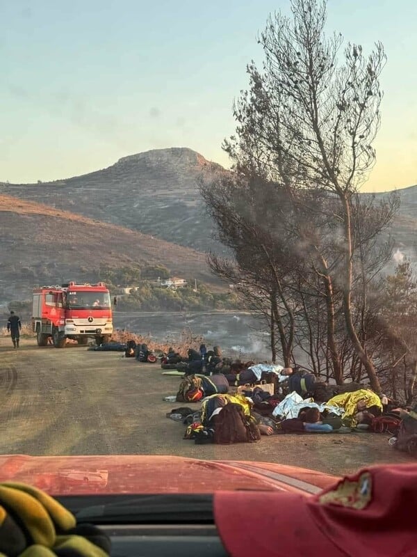 Φωτιά στην Κω: Πυροσβέστες ξαπλώνουν στο χώμα για να ξεκουραστούν
