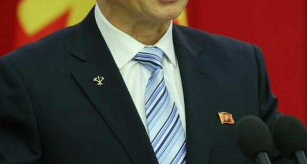 Βόρεια Κορέα: Για πρώτη φορά αξιωματούχοι του καθεστώτος φορούν καρφίτσα με το πορτρέτο του Κιμ Γιονγκ Ουν