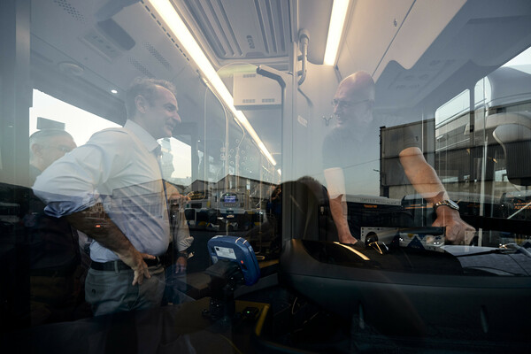Ο Μητσοτάκης επισκέφθηκε το αμαξοστάσιο της ΟΣΥ: «Μέχρι το τέλος του 2025 θα κυκλοφορούν 900 νέα λεωφορεία»