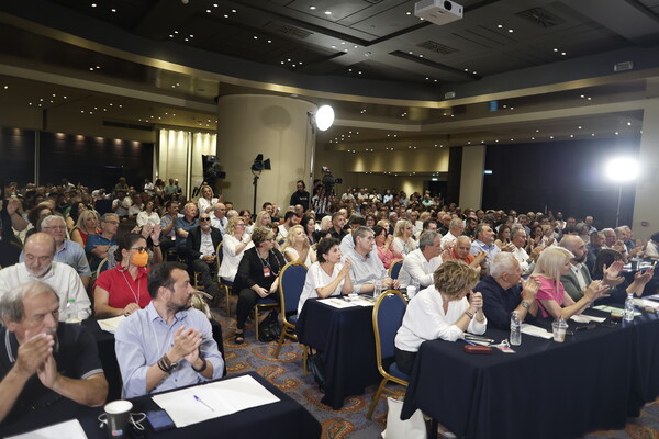 ΣΥΡΙΖΑ: Δύο εσωκομματικά δημοψηφίσματα ζητούν οι «87»