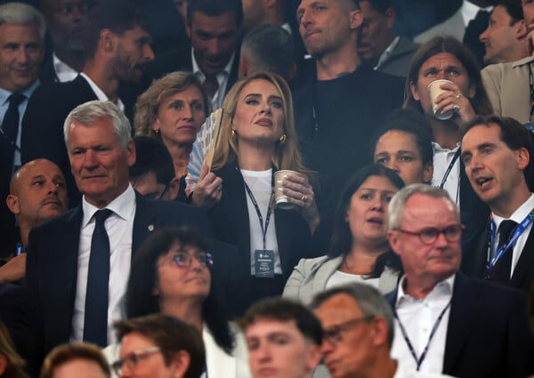 Euro 2024: Πρόκριση Αγγλίας με Adele και Εντ Σίραν στις κερκίδες