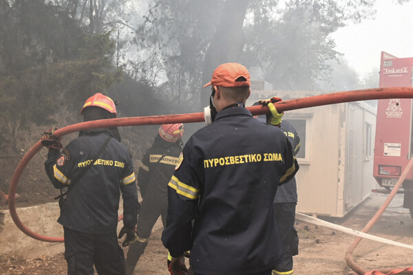 Υπό μερικό έλεγχο η φωτιά στο Λαύριο - Αποκαταστάθηκε η κυκλοφορία των οχημάτων