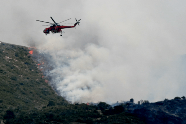 Φωτιά στο Ηράκλειο Κρήτης: Πέταξαν πέτρες σε ελικόπτερο της Πυροσβεστικής την ώρα του ανεφοδιασμού