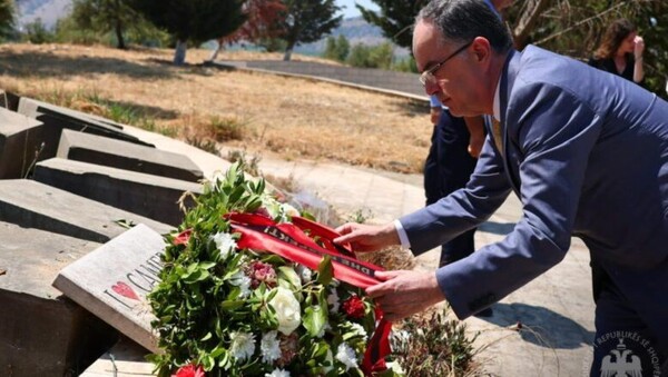 «Υπαινίσσεται εδαφικές διεκδικήσεις» λέει η Αθήνα για το «παρών» του προέδρου της Αλβανίας στο μνημείο των Τσάμηδων