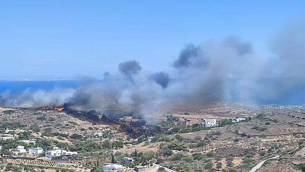 Φωτιά τώρα στη Σύρο - Μήνυμα 112 για εκκένωση από Χρούσα