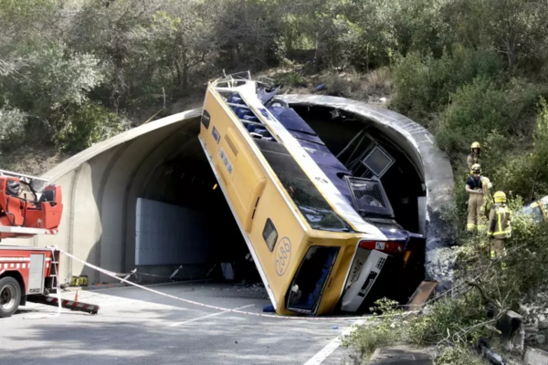 Ανατράπηκε λεωφορείο με 52 επιβάτες στην Ισπανία 