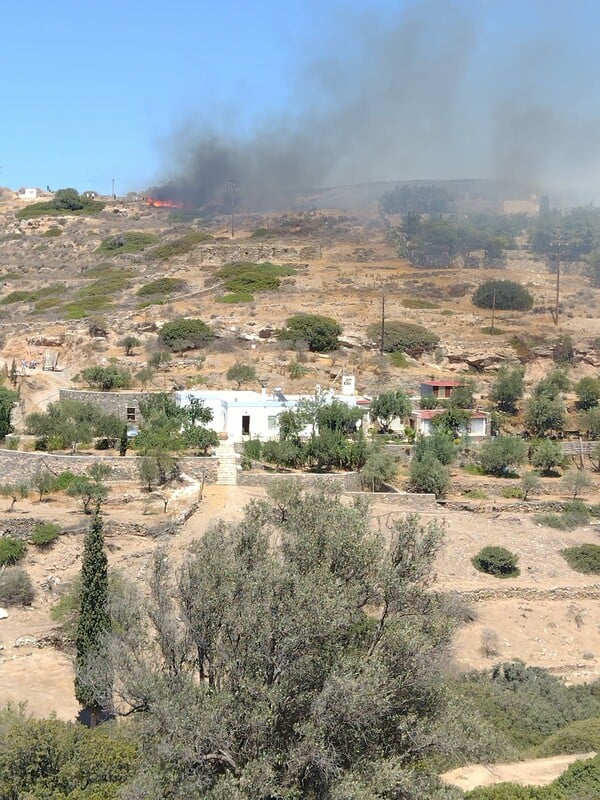 Φωτιά τώρα στη Σύρο - Μήνυμα 112 για εκκένωση από Χρούσα