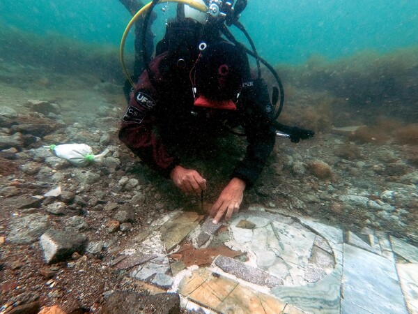 Ένα περίτεχνο ρωμαϊκό μωσαϊκό πάτωμα στα νερά της Νάπολης