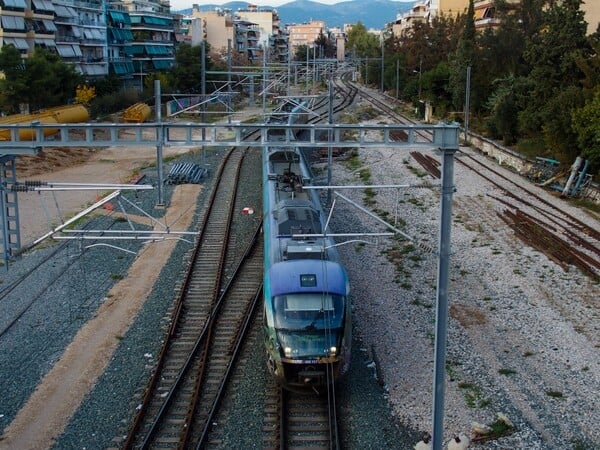 Καθυστερήσεις στα δρομολόγια των τρένων λόγω φωτιάς