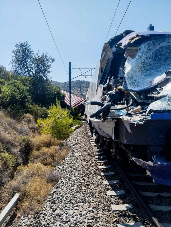 Σύγκρουση φορτηγού με τρένο στην Αυλίδα: Τραυματίστηκαν ελαφρά δύο παιδιά και ένας ενήλικας