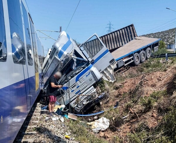 Σύγκρουση φορτηγού με τρένο στην Αυλίδα: Τραυματίστηκαν ελαφρά δύο παιδιά και ένας ενήλικας